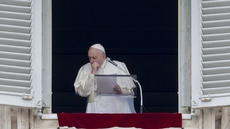 Papst Franziskus hustet, während er das Angelus-Mittagsgebet spricht / © Andrew Medichini (dpa)