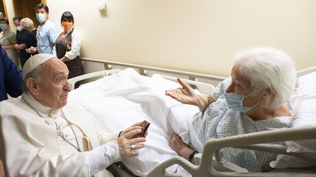 Papst Franziskus im Gespräch mit einer Patientin in der Gemelli-Klinik / © Vatican Media/Romano Siciliani (KNA)