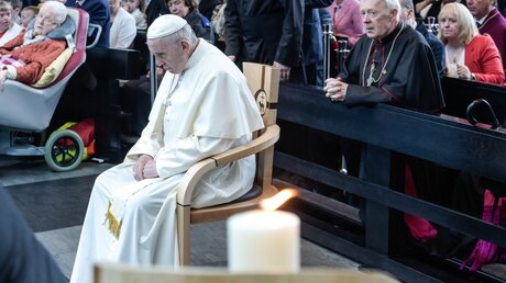 Papst Franziskus im stillen Gebet / © Vatican Media (KNA)