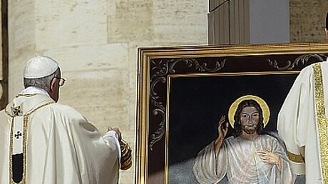 Papst Franziskus inzensiert am Sonntag der göttlichen Barmherzigkeit auf dem Petersplatz eine Darstellung des barmherzigen Jesus / © Paolo Galosi (KNA)