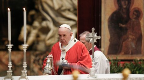 Papst Franziskus inzensiert den Altar / © Paul Haring/CNS photo (KNA)