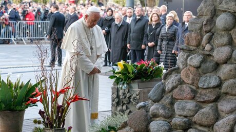 Papst Franziskus betet vor dem "Museum der Opfer des Genozids" in Kaunas / © Paul Haring (KNA)