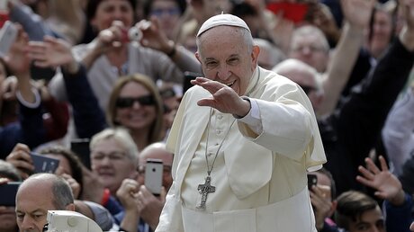 Papst Franziskus kommt auf den Petersplatz zu seiner wöchentlichen Generalaudienz / © Andrew Medichini (dpa)
