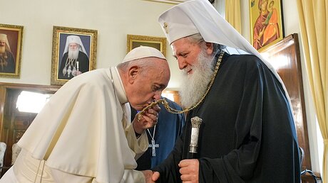 Papst Franziskus küsst das Brustkreuz des Patriarchen Neofit / © Vatican Media (KNA)