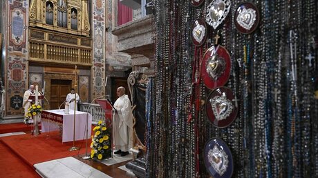 Papst Franziskus (l.) feiert die Messe in der fast menschenleeren Kirche Santo Spirito in Sassia / © Vatican Media/Romano Siciliani (KNA)