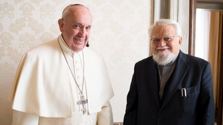 Papst Franziskus (l.) und Enzo Bianchi (Archiv) / © Romano Siciliani (KNA)