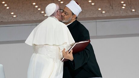 Papst Franziskus (l) und Scheich Ahmed al-Tayyeb, Großimam der Al-Azhar-Universität in Kairo / © Eissa Al Hammadi (dpa)