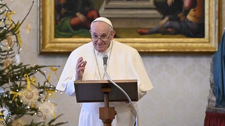Papst Franziskus lacht während des Angelus-Gebets am 6. Januar 2021 im Vatikan. / © Vatican Media/Romano Siciliani (KNA)