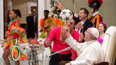 Papst Franziskus lässt einen Fußball auf seinem Finger rotieren (2. Januar 2019) / © Vatican Media/Romano Siciliani (KNA)