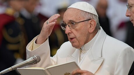 Papst Franziskus macht mit der Hand ein Kreuzzeichen / © Cristian Gennari (KNA)