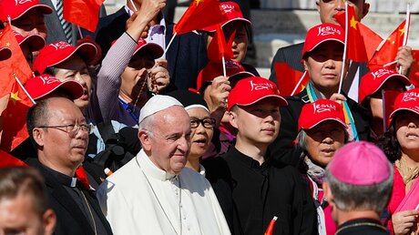 Papst Franziskus mit chinesischen Pilgern / © Paul Haring (KNA)