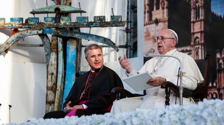 Papst Franziskus mit Corrado Lorefice, Erzbischof von Palermo / © Paul Haring (KNA)