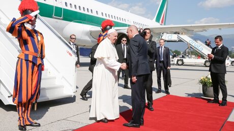Papst Franziskus mit dem Schweizer Bundespräsidenten Alain Berset / © Paul Haring (KNA)