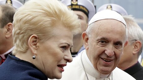 Papst Franziskus mit der litauischen Präsidentin Dalia Grybauskaite / © Andrew Medichini (dpa)