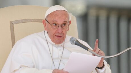Papst Franziskus mit erhobenem Zeigefinger / © Paul Haring (KNA)