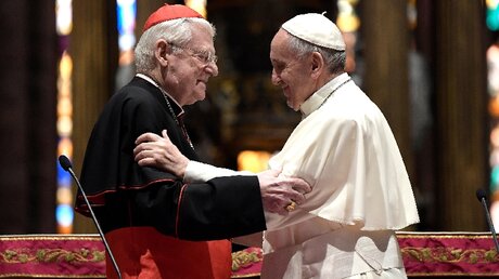 Papst Franziskus mit Kardinal Angelo Scola / © Osservatore Romano (KNA)