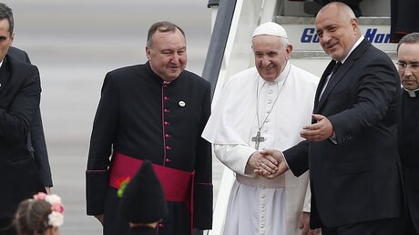 Papst Franziskus mit Ministerpräsident Boiko Borissow / © Darko Vojinovic (dpa)