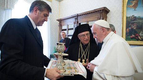 Papst Franziskus mit Mitgliedern der Melkitischen Griechisch-katholischen Kirche / © L'Osservatore Romano (dpa)