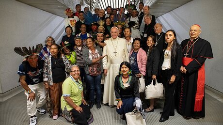 Papst Franziskus mit Teilnehmern der Amazonas-Bischofssynode, darunter Indigene, am 17. Oktober 2019 im Vatikan / © Vatican Media (KNA)