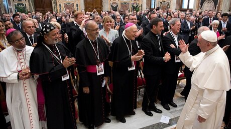 Papst Franziskus mit Teilnehmern der Anti-Atomwaffen-Konferenz im Vatikan / ©  L'Osservatore Romano/AP (dpa)
