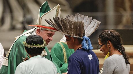 Papst Franziskus mit Vertretern indigener Völker / © Andrew Medichini (dpa)