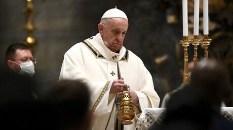 Papst Franziskus mit Weihrauchfass in der Christmette / © Vincenzo Pinto (dpa)