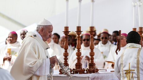 Papst Franziskus mit Weihrauchschwenker / © Paul Haring (KNA)