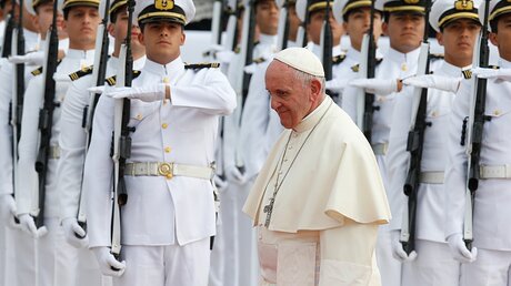 Papst Franziskus passiert Soldaten bei seiner Ankunft / © Paul Haring (KNA)