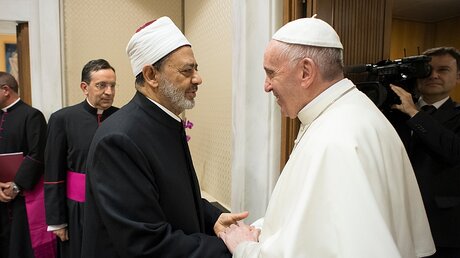 Papst Franziskus (r) begrüßt den Imam der al-Azhar-Moschee, Ahmed Mohammad al-Tayyeb, zu einer Privataudienz / © Osservatore Romano (dpa)