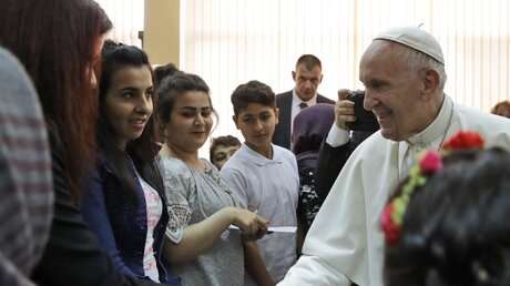 Papst Franziskus (r) trifft Flüchtlinge während seines Besuchs in einem Flüchtlingszentrum am Rande von Sofia / © Alessandra Tarantino (dpa)