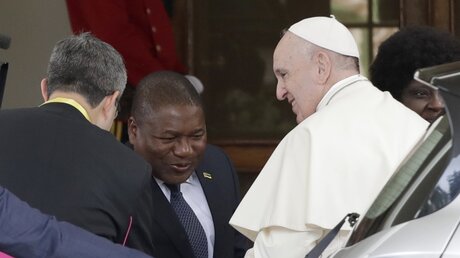 Papst Franziskus (r) wird von Filipe Jacinto Nyusi (Mitte), Präsident von Mosambik, begrüßt / © Alessandra Tarantino (dpa)