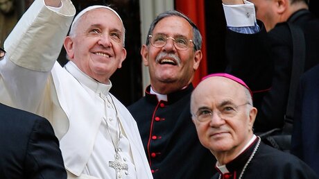 Papst Franziskus, Salvatore Criscuolo und Carlo Maria Vigano / © Bob Roller (KNA)
