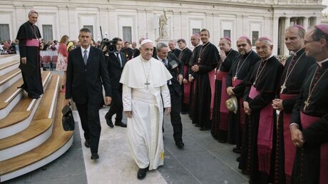 Papst Franziskus schreitet an den wartenden Bischöfen vorbei / © Jörn Neumann (DBK)
