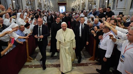 Papst Franziskus schreitet zum Altar in der Kathedrale von Palermo / © Vatican Media (VN)