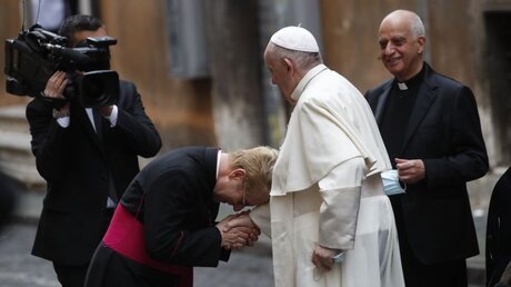 Papst Franziskus schüttelt Hände - trotz Corona-Regeln (dpa)