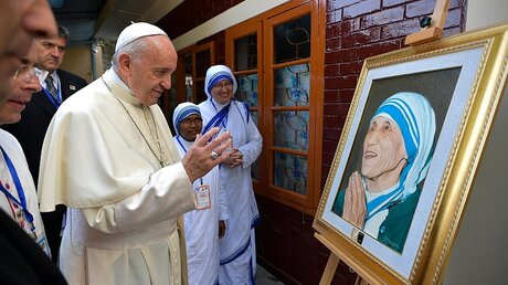 Papst Franziskus segnet ein Bild der verstorbenen Mutter Teresa in Tejgaon bei Dhaka / © Handout/L'osservatore Romano (dpa)