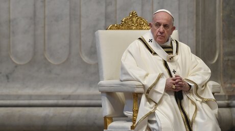 Papst Franziskus sitzt während der Ostermesse in einem fast leeren Petersdom / © Andreas Solaro (dpa)