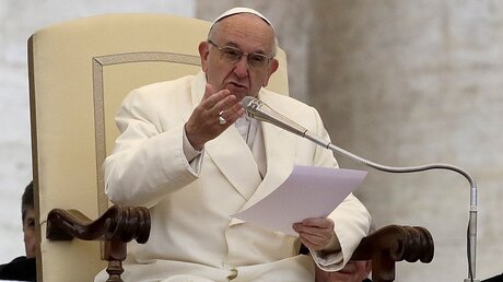 Papst Franziskus spricht bei der Generalaudienz / © Alessandra Tarantino (dpa)
