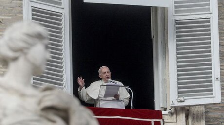 Papst Franziskus spricht das Angelus-Gebet vom Fenster seines Arbeitszimmers aus / © Gregorio Borgia/AP (dpa)