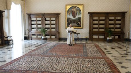 Papst Franziskus spricht im Apostolischen Palast das Gebet "Regina Coeli" / © Vatican Media/Romano Siciliani (KNA)