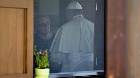 Papst Franziskus spricht mit einer Frau in Camerino / © Sandro Perozzi (dpa)