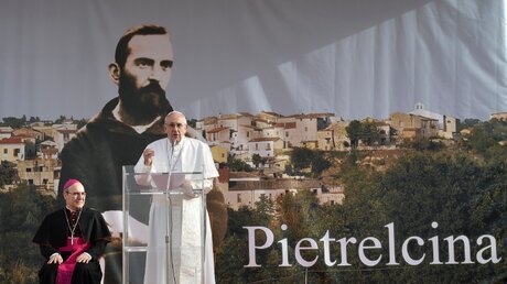 Papst Franziskus spricht vor einem großen Bild von Pater Pio / © Vatican Media/Romano Siciliani (KNA)