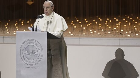 Papst Franziskus spricht vor Religionsvertretern in Abu Dhabi / © Andrew Medichini (dpa)