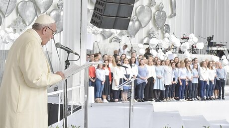 Papst Franziskus spricht zu jungen Menschen in Vilnius / © Vatican Media (KNA)