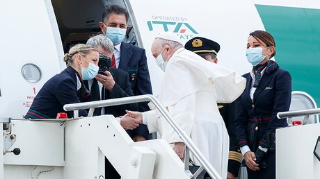 Papst Franziskus steigt auf dem Flughafen Fiumicino bei Rom ins Flugzeug / © Roberto Monaldo (dpa)
