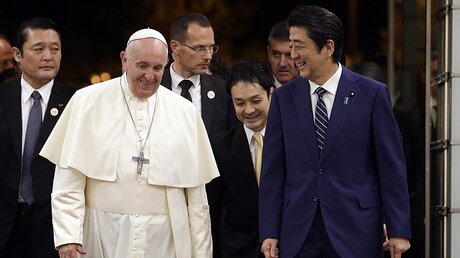 Papst Franziskus trifft Shinzo Abe (r), Premierminister von Japan / © Gregorio Borgia (dpa)