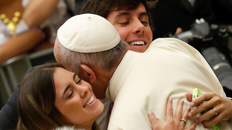 Papst Franziskus umarmt ein frisch verheiratetes Ehepaar (Archiv) / © Paul Haring/CNS photo (KNA)