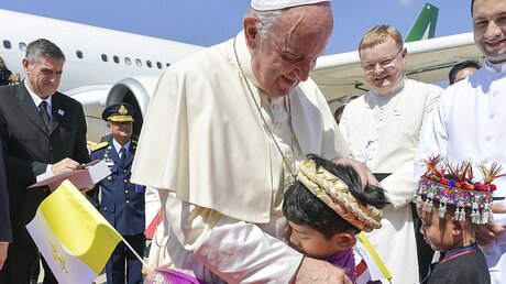 Papst Franziskus umarmt einen Jungen  / © Vatican Media (KNA)