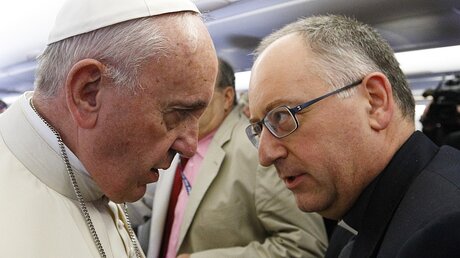 Papst Franziskus und Antonio Spadaro / © Paul Haring (KNA)
