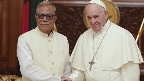 Papst Franziskus und Bangladeschs Präsident Abdul Hamid geben sich im Präsidentenpalast in Dhaka die Hand / © Andrew Medichini (dpa)